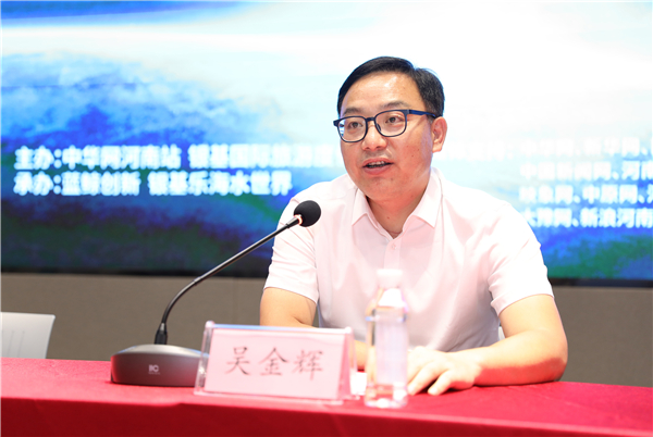 河南首家無人機表演編隊亮相 夜空中上演科幻大片！