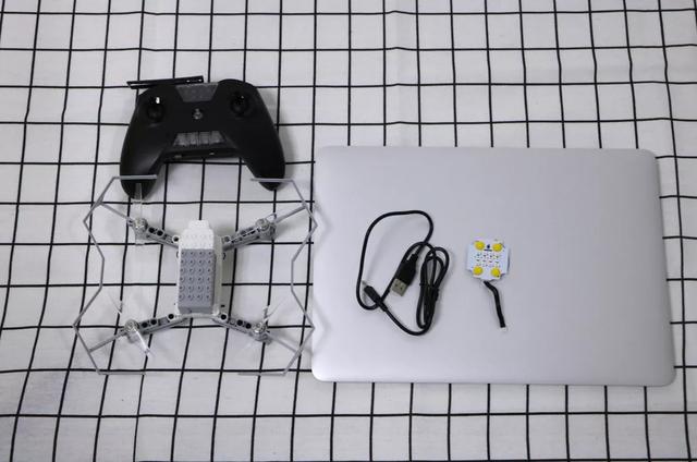 積木無人機(jī)套件和LED燈拓展件、電腦