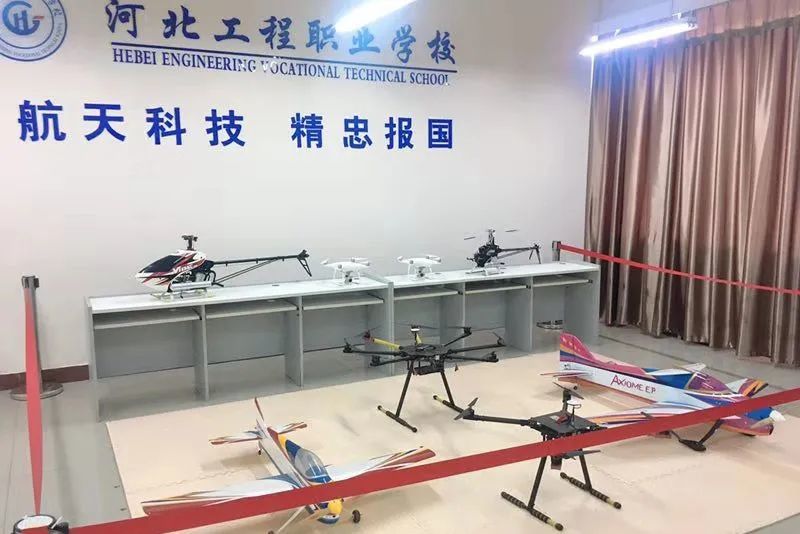 中國(guó)新職業(yè)無(wú)人機(jī)駕駛員插圖 中國(guó)新職業(yè)無(wú)人機(jī)駕駛員