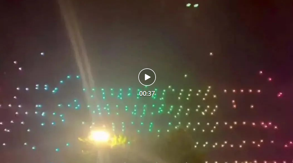 福州元宵夜多架無(wú)人機(jī)表演時(shí)失控墜落，目擊者：飛了十多秒就“炸機(jī)”