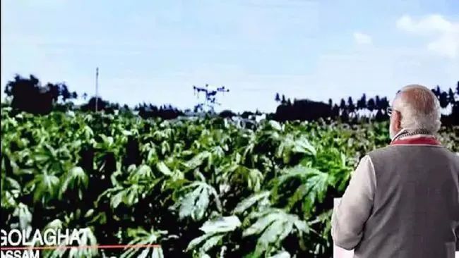 高科技服務(wù)于印度農(nóng)業(yè)!莫迪在全國啟用100架無人機(jī)同時(shí)對農(nóng)田進(jìn)行作業(yè)插圖 圖片