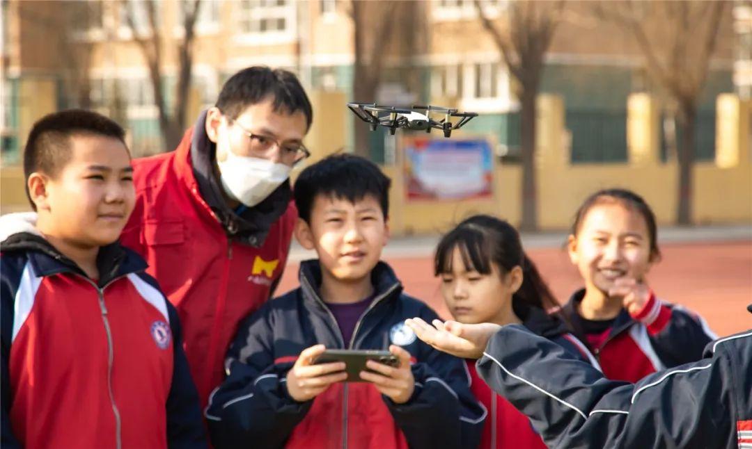 河北保定淶源燕趙學(xué)校青少年無人機(jī)科普插圖2 河北保定淶源燕趙學(xué)校青少年無人機(jī)科普